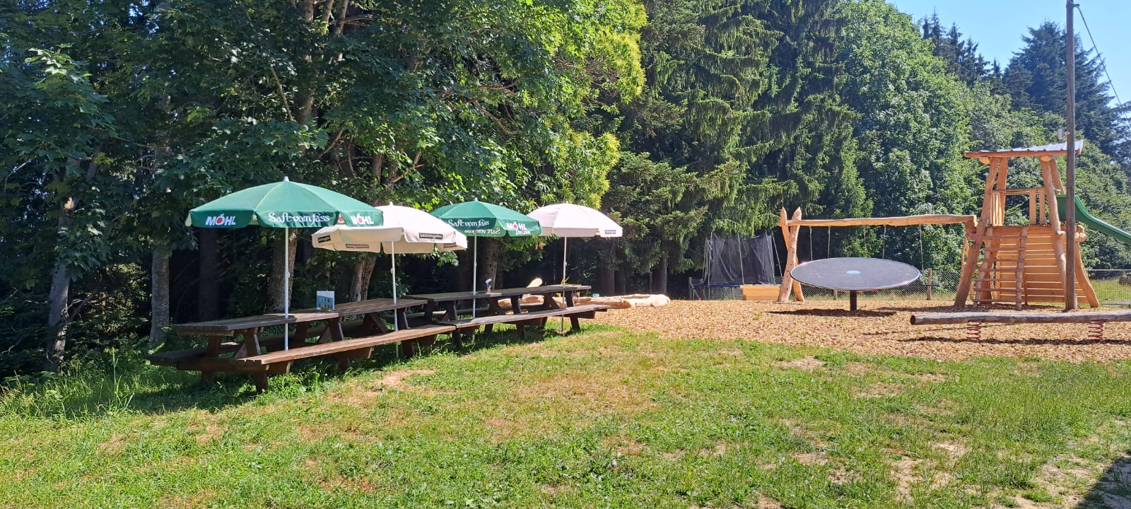 Tische für die Eltern direkt bei Spielplatz